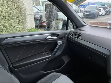 2020 Volkswagen Tiguan R-LINE 4MOTION AUTOMATIC 2.0 DIESEL //LOW MILES//HIGH SPEC//360 PARKING CAMERAS//HALF LEATHER HEATED FRONT AND REAR SEATS//KEYLESS ENTRY// €34,950 thumbnail