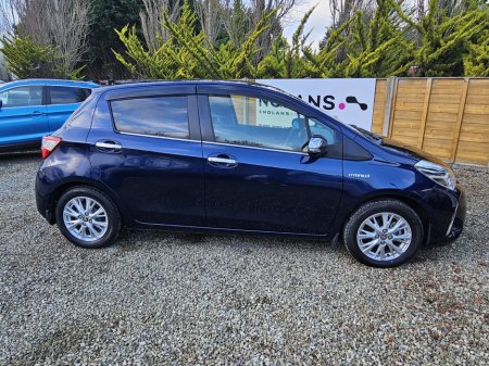 2017 Toyota Vitz - thumbnail 11