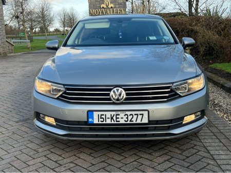 2015 Volkswagen Passat - view 3