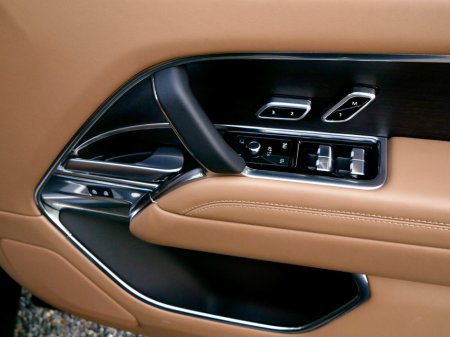 2024 Land Rover Range Rover SWB 3.0 I6 PHEV SE €128,950 thumbnail