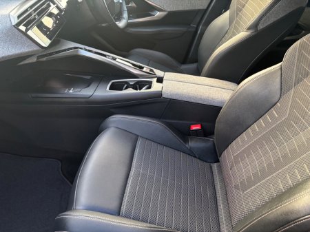 2024 Peugeot 3008 1.2 MHEV PureTech 136bhp eDCS6 Allure €34,950 thumbnail