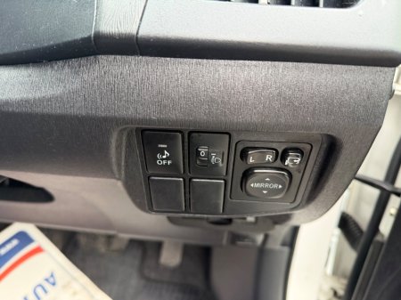 2012 Toyota Prius - thumbnail 6