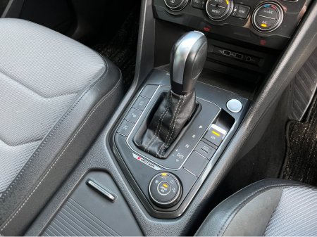 2020 Volkswagen Tiguan R-LINE 4MOTION AUTOMATIC 2.0 DIESEL //LOW MILES//HIGH SPEC//HEATED FRONT AND REAR SEATS//HEAD UP DISPLAY//360 PARKING CAMERAS// €34,950 thumbnail