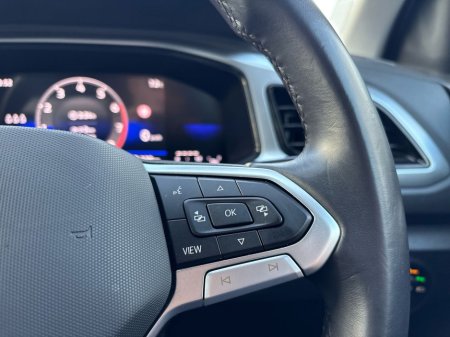 2024 Volkswagen T-Roc T-ROC EDITION 75 1.0TSI M6F 116HP €29,975 thumbnail