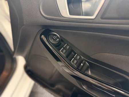 2015 Ford Fiesta - thumbnail 12