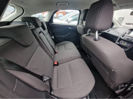 2017 Ford Focus - thumbnail 23