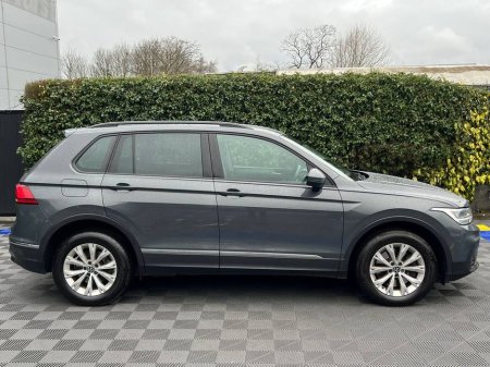 2023 Volkswagen Tiguan LIFE 1.4 HYBRID // DIGITAL CLUSTER // APPLE CARPLAY/ANDROID AUTO // DUAL ZONE CLIMATE CONTROL €31,900