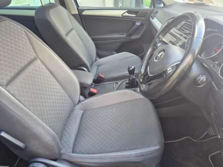 2017 Volkswagen Tiguan - thumbnail 19