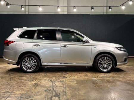 2021 Mitsubishi Outlander PHEV 2.4L AUTOMATIC TWIN MOTOR 4WD - REVERSE CAMERA - HALF BLACK LEATHER UPHOLSTERY