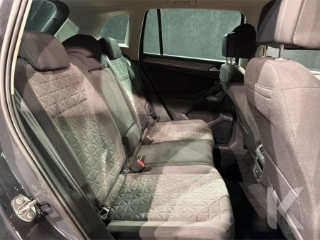 2022 Volkswagen Tiguan HYBRID AUTOMATIC 1.4L TSI PHEV - PARKING SENSORS - CRUISE CONTROL - A/C HEATING CONTROLS €29,950 thumbnail