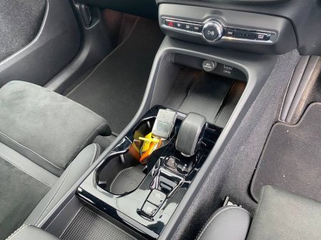 2022 Volvo XC40 - thumbnail 13