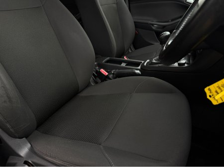 2016 Ford Focus - thumbnail 17