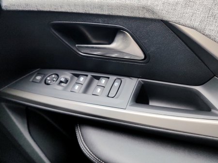 2025 Peugeot 3008 - thumbnail 3