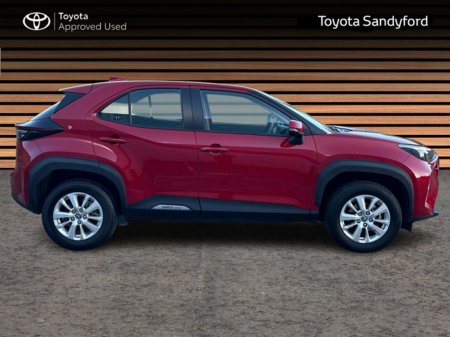 2025 Toyota Yaris Cross LUNA HYBRID AUTOMATIC // REAR CAMERA // AIR CON // SMART ENTRY/SMART START // TOYOTA SAFETY SENSE // FULL WARRANTY €29,445