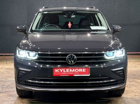 2022 Volkswagen Tiguan HYBRID AUTOMATIC 1.4L TSI PHEV - PARKING SENSORS - CRUISE CONTROL - A/C HEATING CONTROLS €29,950 thumbnail