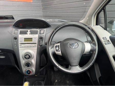 2009 Toyota Yaris - thumbnail 11