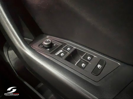 2022 Volkswagen T-Roc R-LINE 1.5 TSI D7F 150HP 5DR A €28,995 thumbnail