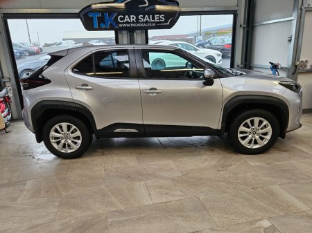 2025 Toyota Yaris Cross - thumbnail 2