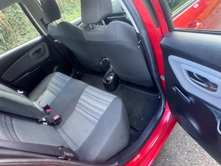 2016 Toyota Yaris - thumbnail 7