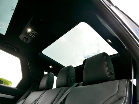 2025 Land Rover Discovery  €138,950 thumbnail