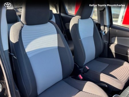 2019 Toyota Yaris - view 4