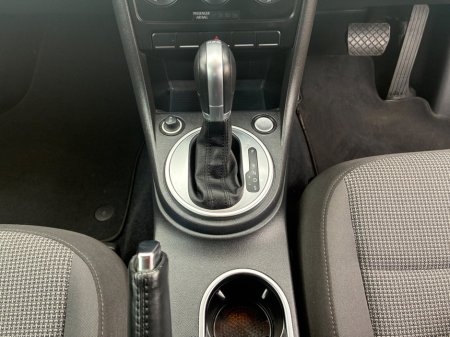 2016 Volkswagen Beetle - thumbnail 4