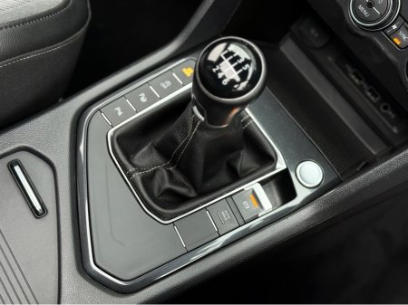 2019 Volkswagen Tiguan R-LINE 2.0 TDI MANUAL 6SPEED FWD 150HP 5DR €29,950 thumbnail