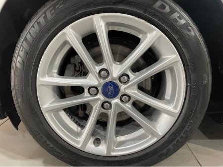 2016 Ford Focus - thumbnail 11