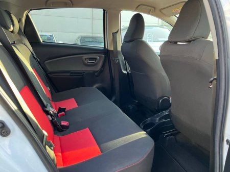 2015 Toyota Yaris - thumbnail 8