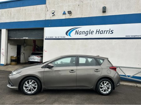 2017 Toyota Auris - view 2