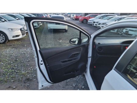 2018 Toyota Vitz - thumbnail 11