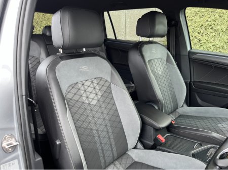2023 Volkswagen Tiguan Allspace R-LINE 7 SEATER AUTOMATIC 2.0 TDI DIESEL //SAT NAV//ADAPTIVE CRUISE CONTROL//REVERSE CAMERA//HEATED SEATS AND STEERING WHEEL// €42,950 thumbnail