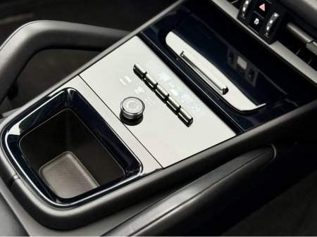 2024 Porsche Cayenne E-HYBRID 5DR AUTO €102,950 thumbnail