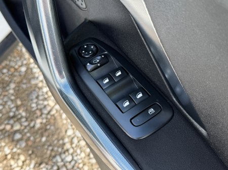 2016 Peugeot 2008 - thumbnail 18