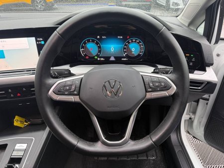 2024 Volkswagen Golf 1.0 eTSI // APPLE CARPLAY/ANDROID AUTO // DIAMOND CUT ALLOYS // DIGITAL CLUSTER €28,900 thumbnail