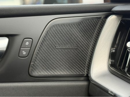 2022 Volvo XC60 2.0 MOMENTUM AUTO €38,450 thumbnail