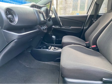 2019 Toyota Vitz - thumbnail 5