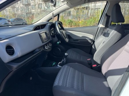 2017 Toyota Yaris - thumbnail 6