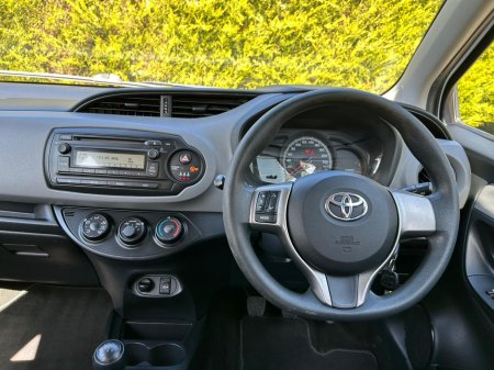 2016 Toyota Yaris - thumbnail 8
