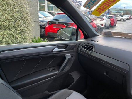 2020 Volkswagen Tiguan R-LINE 4MOTION AUTOMATIC 2.0 DIESEL //LOW MILES//HIGH SPEC//HEATED FRONT AND REAR SEATS//HEAD UP DISPLAY//360 PARKING CAMERAS// €34,950 thumbnail