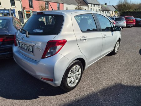 2014 Toyota Yaris - thumbnail 9