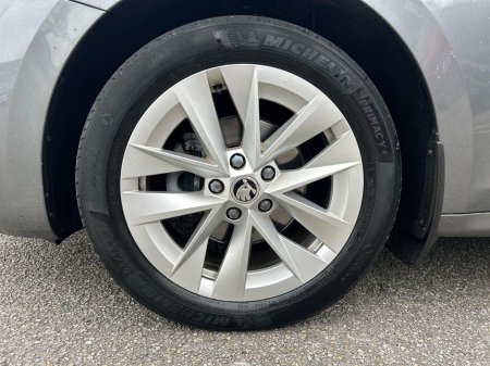 2022 Skoda Octavia - thumbnail 5