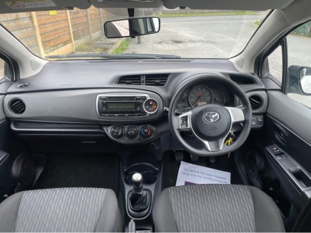 2012 Toyota Yaris - thumbnail 10