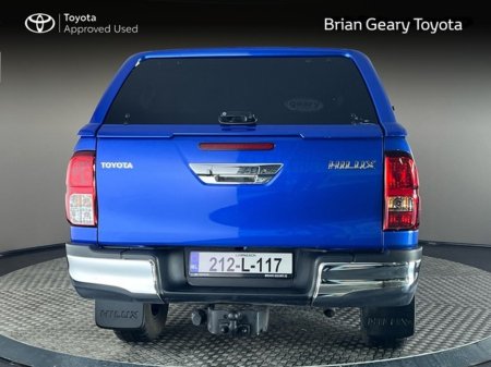 2021 Toyota Hilux 2.4 DOUBLE CAB SR5 €39,950 thumbnail