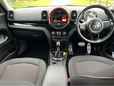 2016 MINI Cooper Crossover €15,950 thumbnail