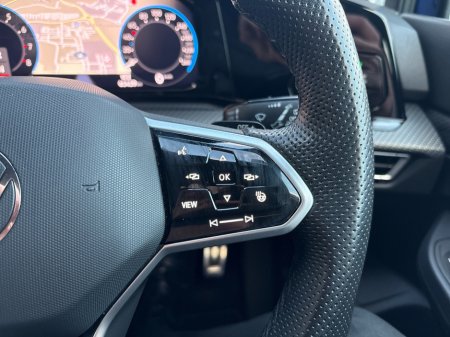 2023 Volkswagen Golf R-LINE 1.5 TSI MHEV 1 130HP €29,950 thumbnail