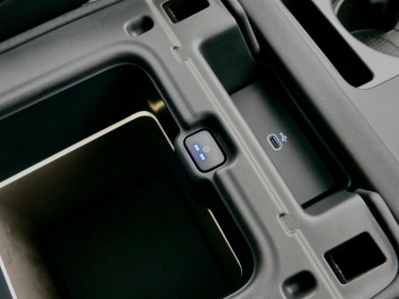 2025 Land Rover Discovery  €138,950 thumbnail