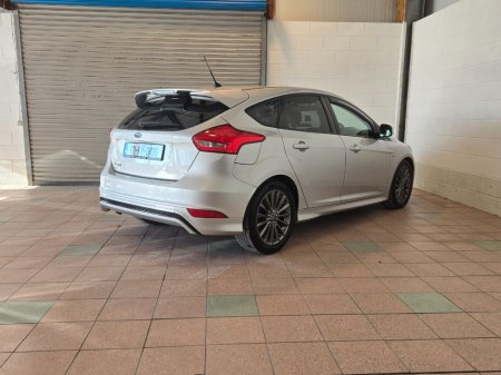 2017 Ford Focus - thumbnail 10