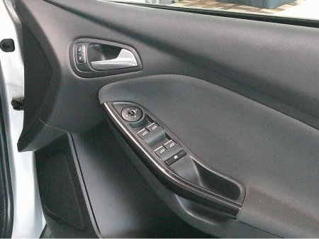 2017 Ford Focus - thumbnail 21