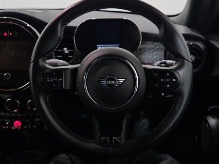 2023 MINI Hatch 3-Door Cooper Exclusive €30,950 thumbnail